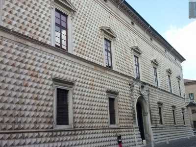 ...un accorgimento architettonico particolare che ricorda quello di una costruzione pi� antica e famosa: il Palazzo dei Diamanti di Ferrara

